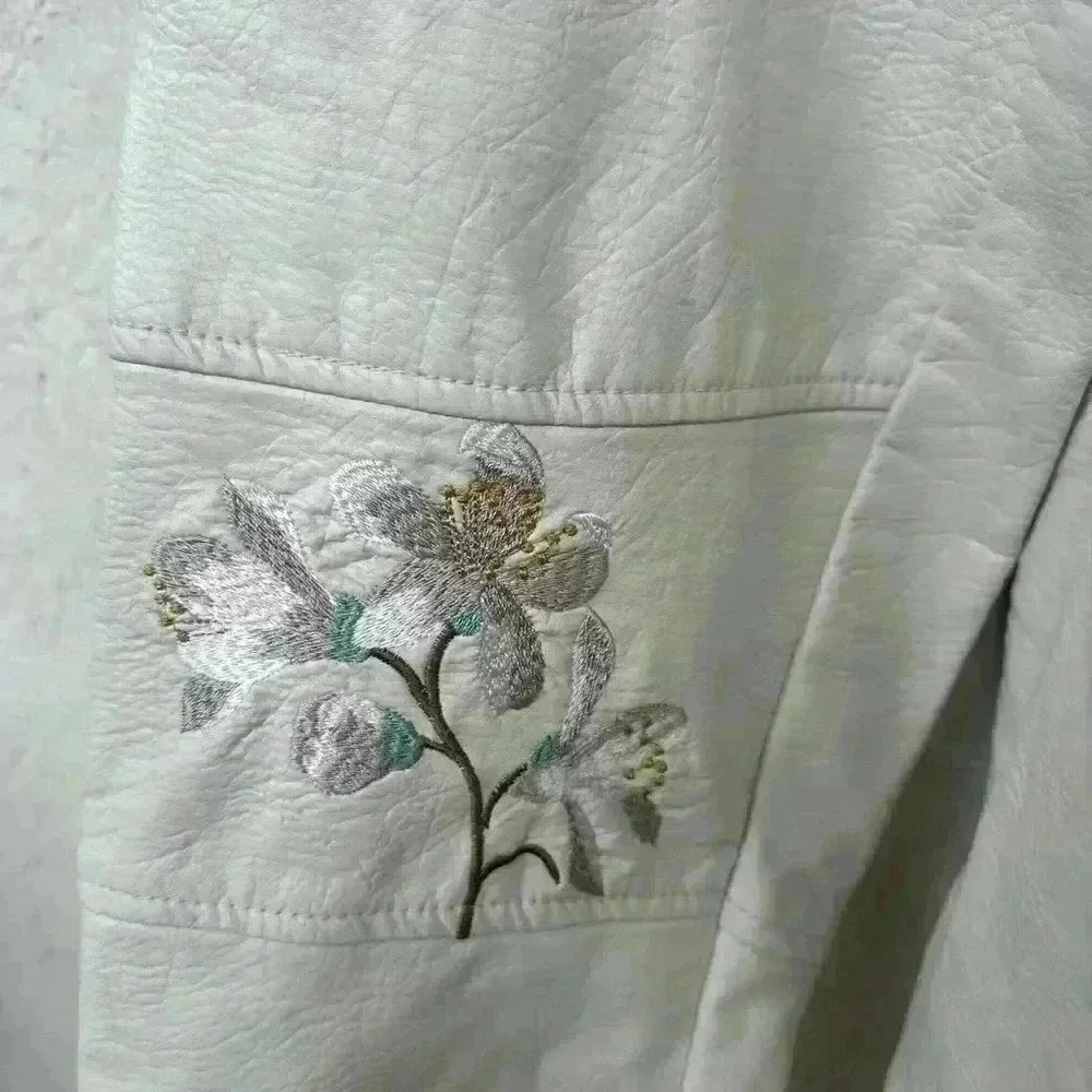 Levi's Women's White Floral Embroidered Jacket - Picture 15 of 15